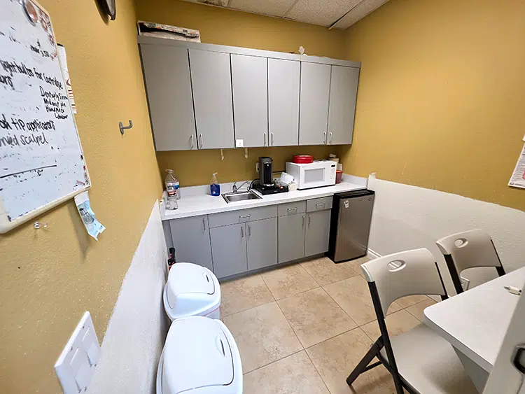 25 – 300 Riverside