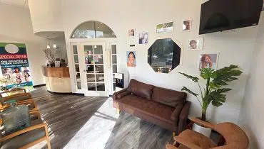 25 – 590 Lake Forest